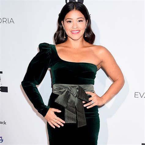 Gina Rodriguez flaunts her curves in a crop top and。